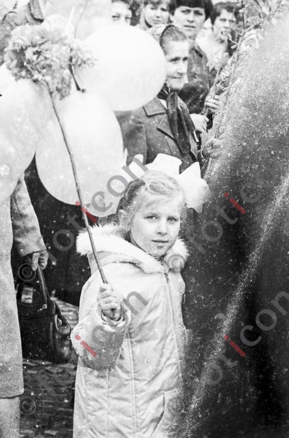 Kind bei einer Parade | Child at a parade - Foto Harder-007_0128Bild046.jpg | foticon.de - Bilddatenbank für Motive aus Geschichte und Kultur